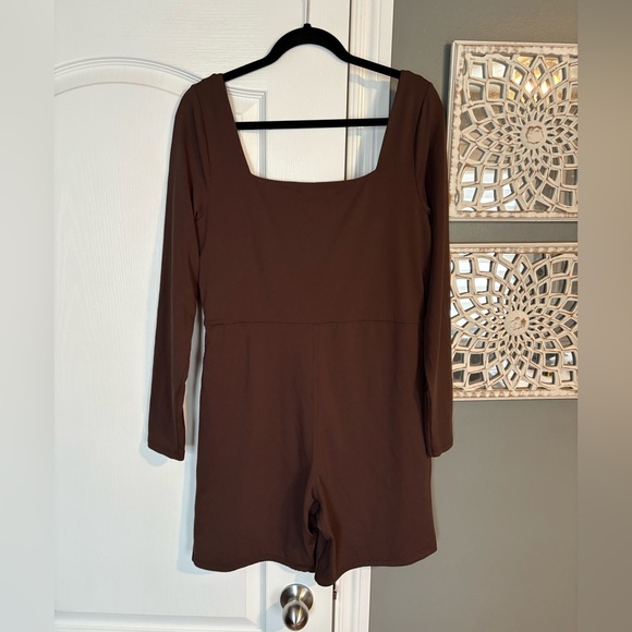 Aritzia | Babaton Contour Squareneck Longsleeve Romper - Picture 9 of 10